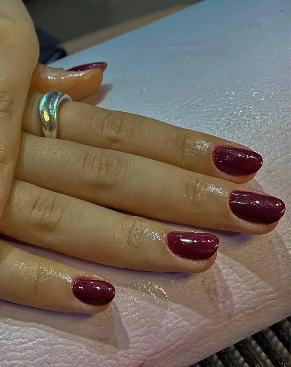 Unhas em esmalte vinho após manicure