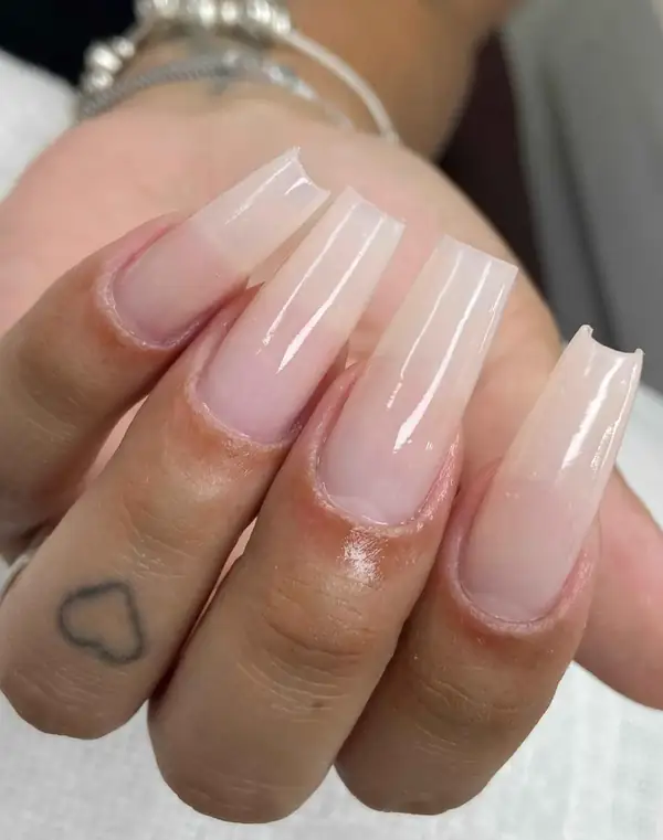 Alongamento de unhas em gel tom natural