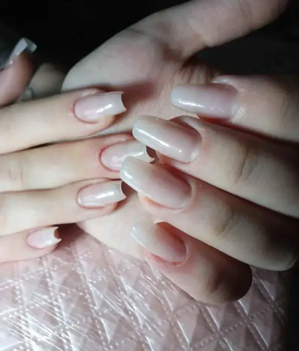 Unhas em francesinha branca