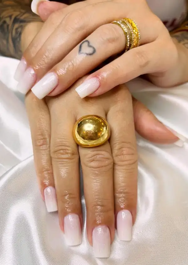 Unhas em gel tom nude com acabamento brilhante