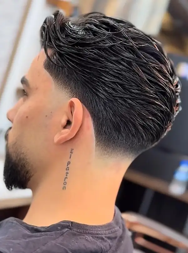 Corte masculino finalizado, visto de perfil