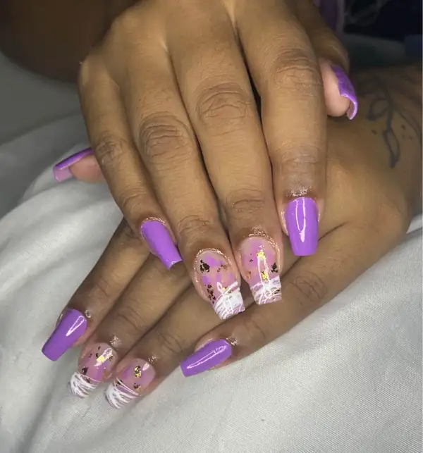 Unhas decoradas em tom rosa